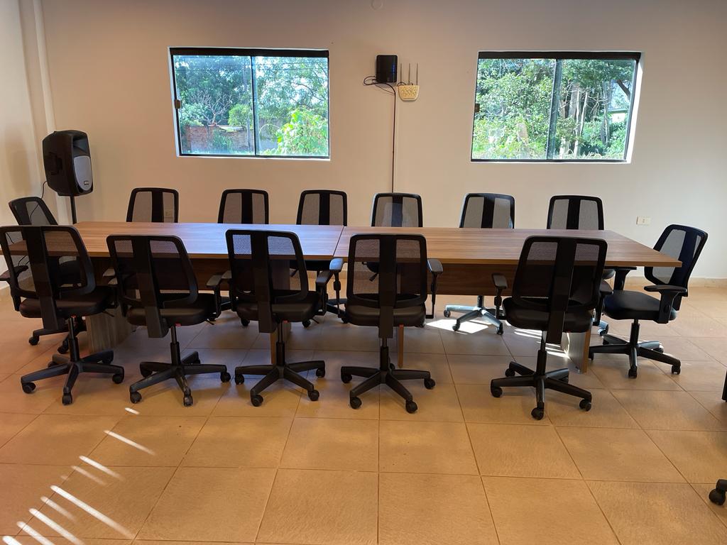MESA DE REUNIONES PARA 10 PERSONAS CON SILLAS